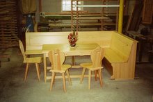Sitzgruppe mit Bank, Tisch und Stühlen